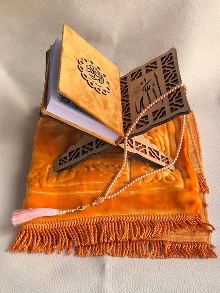 سجادة + مصحف + حامل مصحف