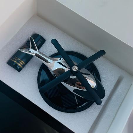 معطر هواء السيارة بالطاقة الشمسية .