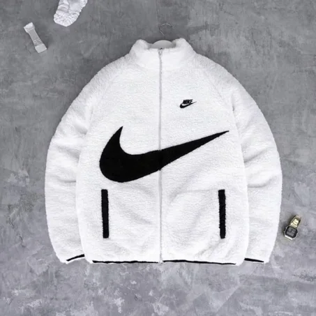 أخر ماكين في جكيط Nike طرزة تلبس على الجهتين موضيل انيق ورائع يتوفر على لونين ابيض و اسود الدي يمكن تنسيقهم مع جميع الملابس