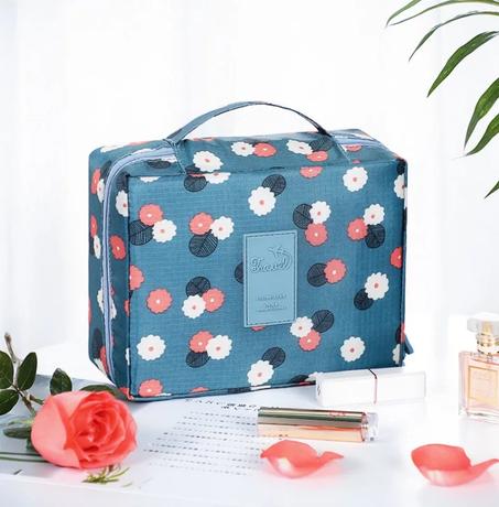 حقيبة مكياج ومنتجات الحمام