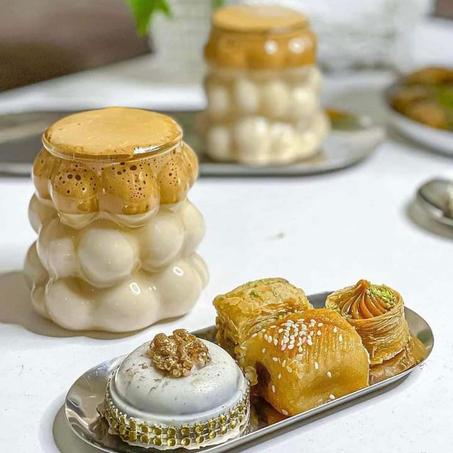 Une tasse pour boire du café et du jus ou manger de la glace