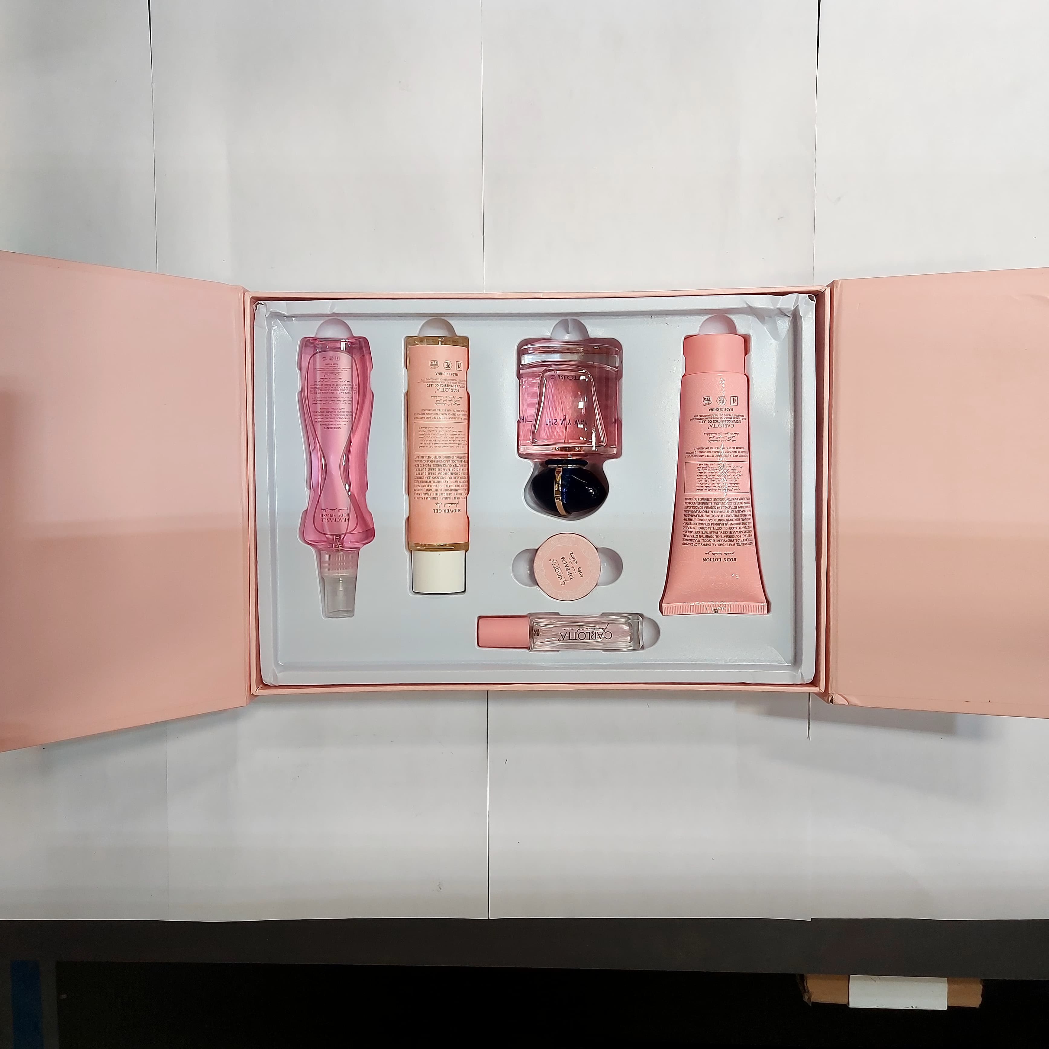 عطر نسائي مع مجموعة هدايا