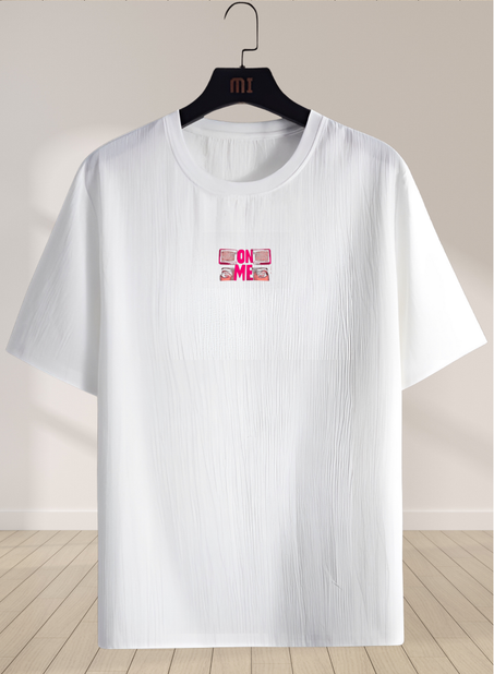 ALL EYEZ ON ME   : تيشرت أنيق بتصميم    .