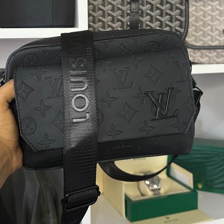 LV POCHETTE