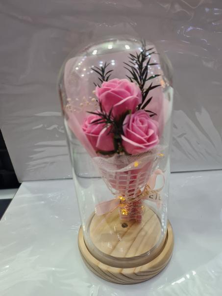 fleur rose sous cloche