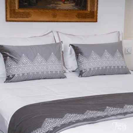 Chemin de Lit Lalla Amber - Vert Céladon Brodé en Blanc