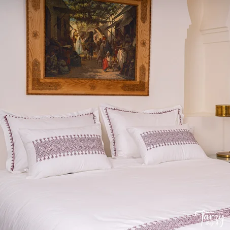 Housse Lalla Chama Blanche Brodée en Bordeaux