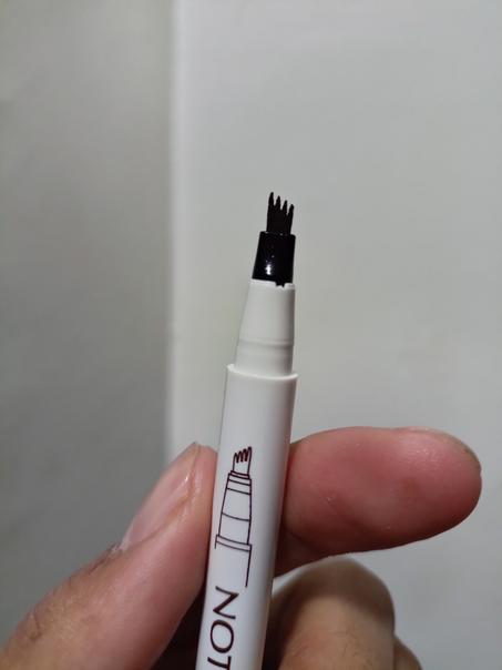 قلم للحواجب لون بني