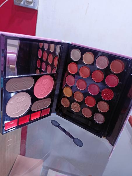 palette maquillage + rouge a lévre