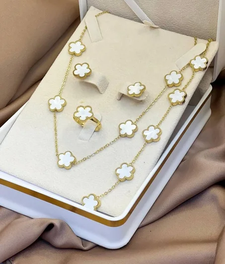 طقم راقي يجمع بين الأبيض الناعم والذهبي🤍✨