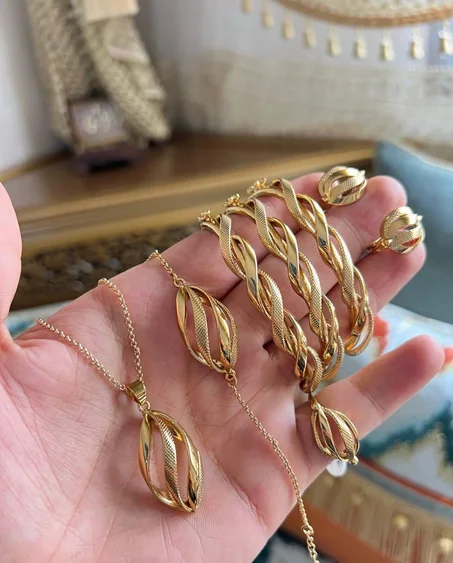 طقم مجوهرات أنيق بلون ذهبي راقي 💛