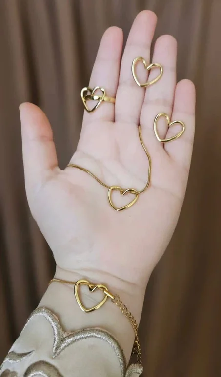 ✨ قم مجوهرات فاخر بتصميم قلب عصري ✨