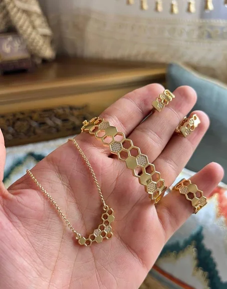 طقم مجوهرات راقي بلون ذهبي 💛