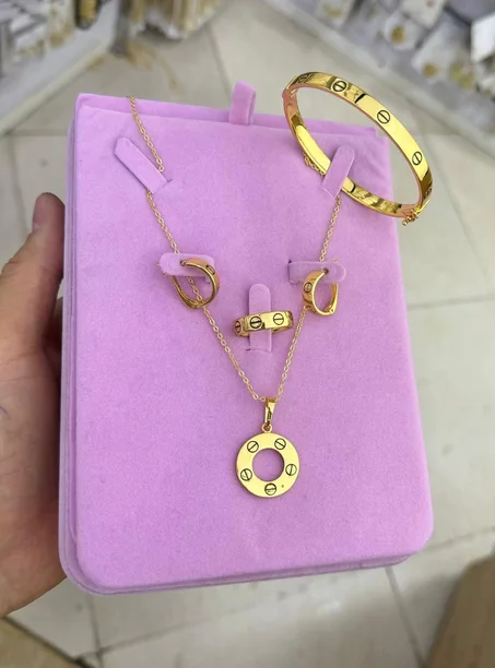 طقم فاخر بتصميم عصري وأنيق ✨