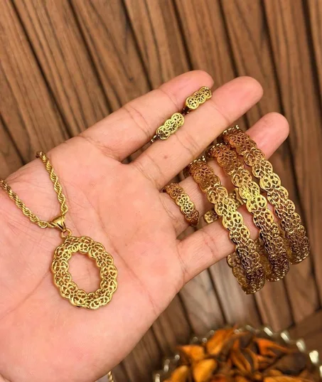 قم مجوهرات فاخر بلون ذهبي ملكي 💛