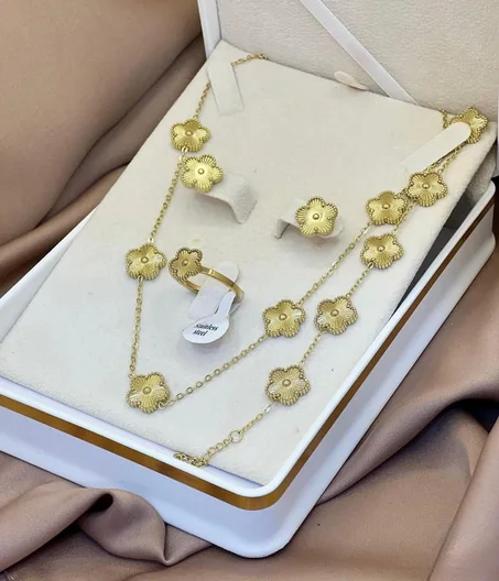 طقم أنيق بتصميم الورود الراقية ✨