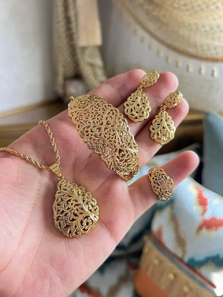 قم مجوهرات فاخر بلون ذهبي ملكي 💛