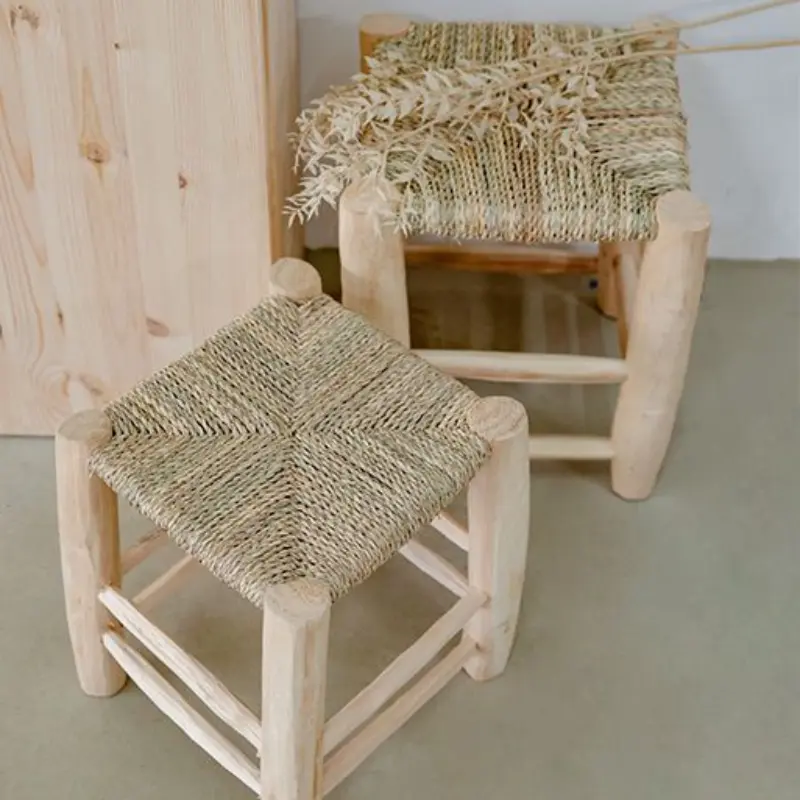 كرسي من الخشب والدوم الطبيعي