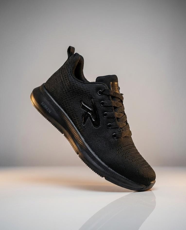 حذاء BERKEN الأسود - خفة، تهوية، وأناقة.