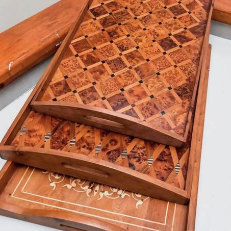 صينيه راقية من خشب الكركاع Beau plateau en bois de noyer