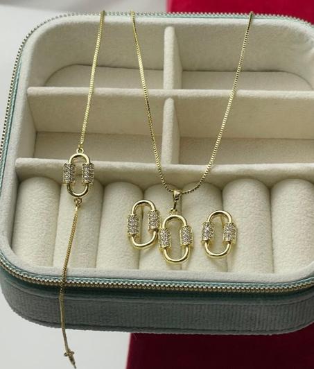 Ensemble en cristal géométrique