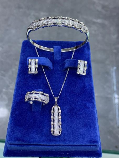 Ensemble avec pendentif à strass rectangle en argenté