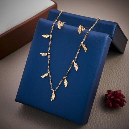 Ensemble collier et boucles d'oreilles à plumes