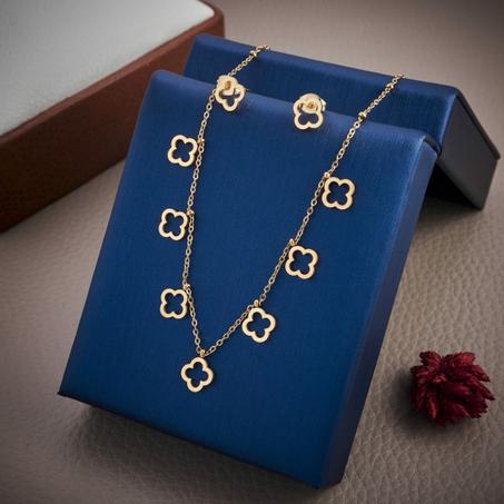 Ensemble collier et boucles d'oreilles creux en forme de trèfle