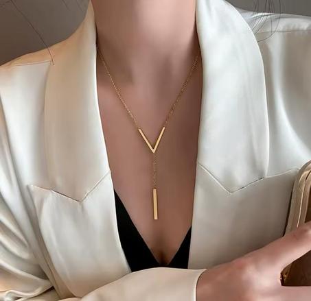 Collier pendentif en forme V