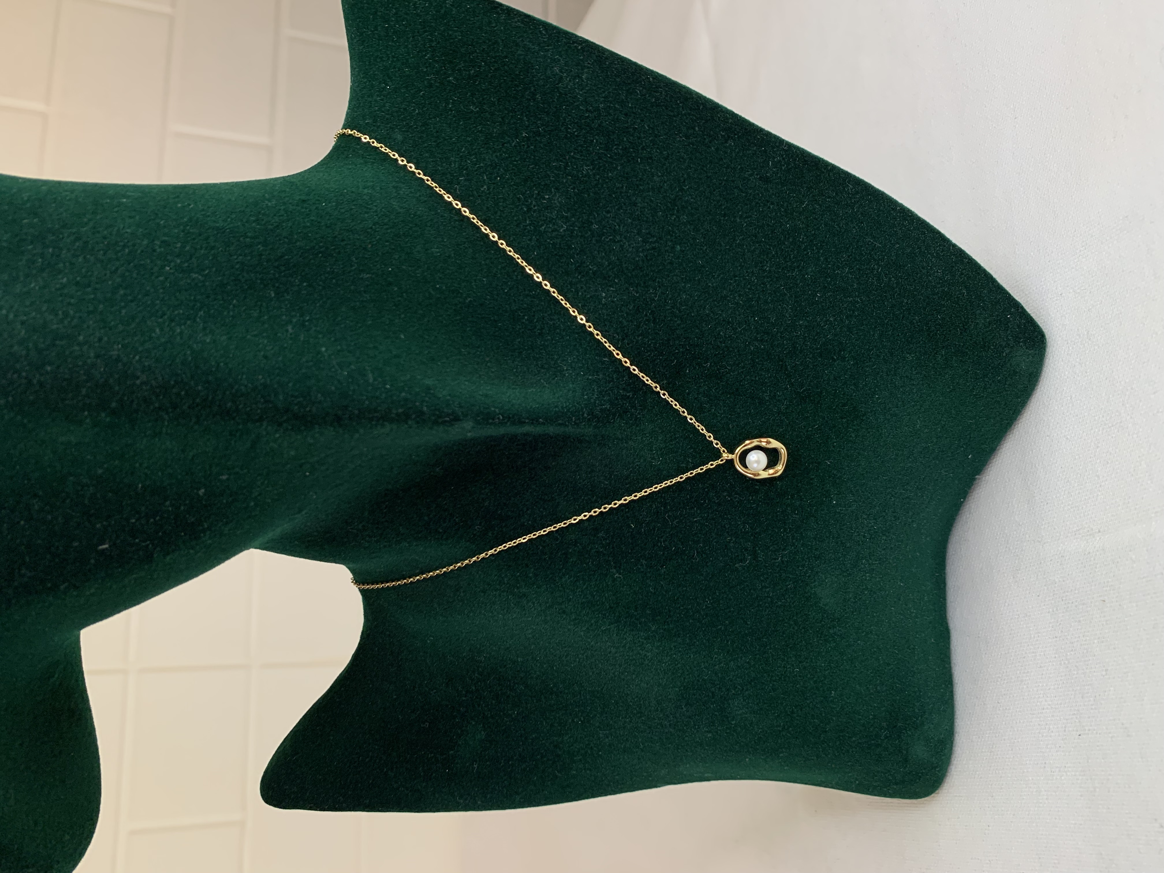 Collier doré avec pierre scintillante