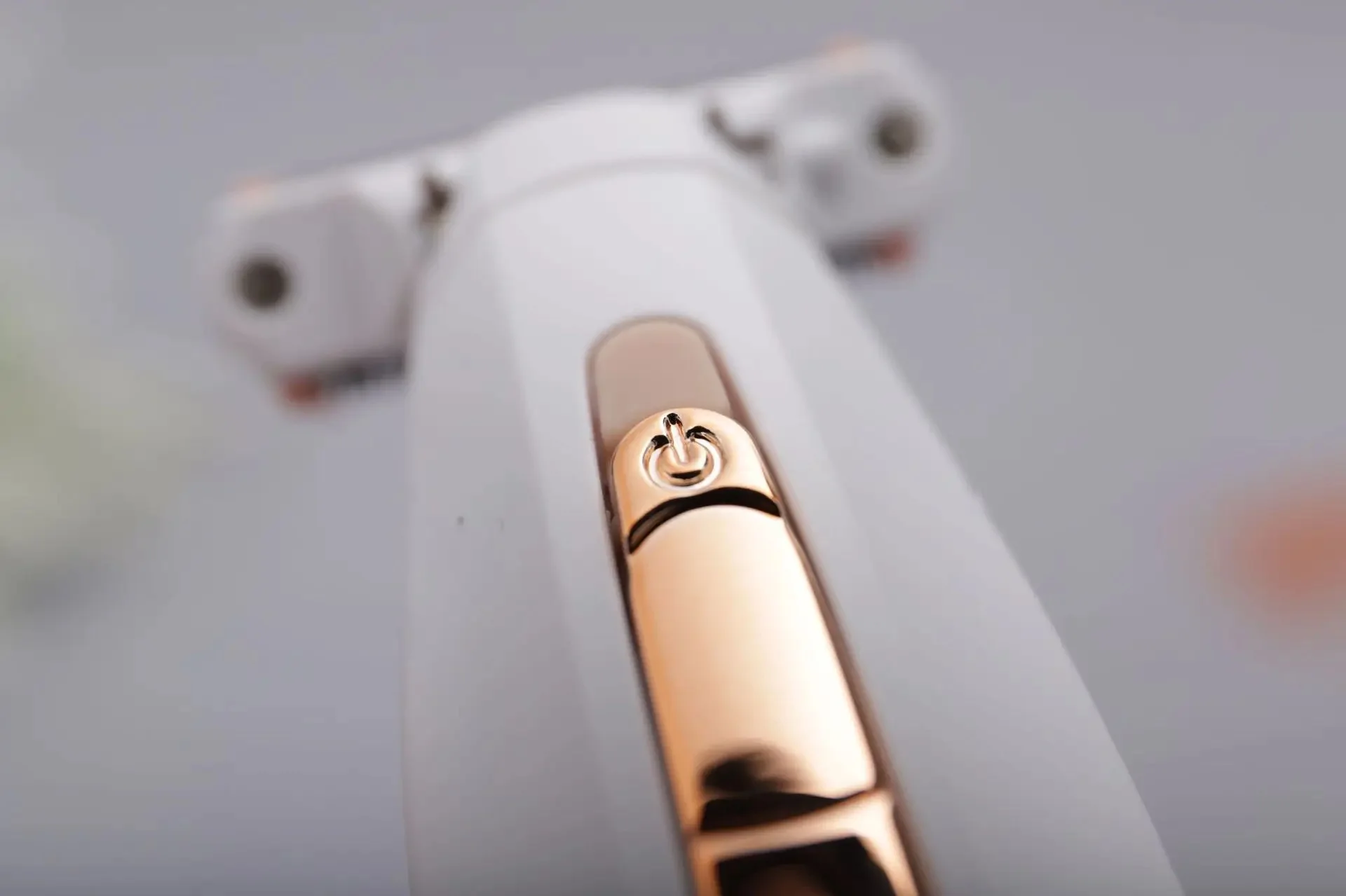 ماكينة الحلاقة الذهبية للسيدات