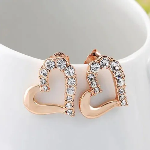 قلادة وأقراط الحب على شكل قلب بلون ذهبي