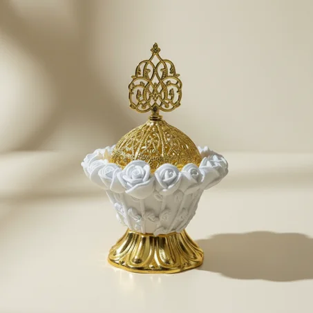 مبخرة فاخرة مزخرفة باللون الذهبي مع ورود أنيقة