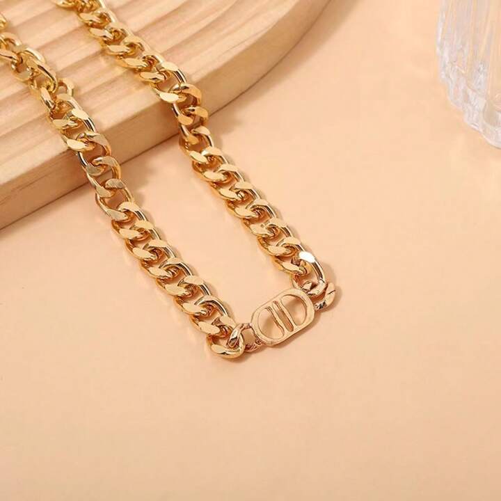 عقد  و كورميط Dior