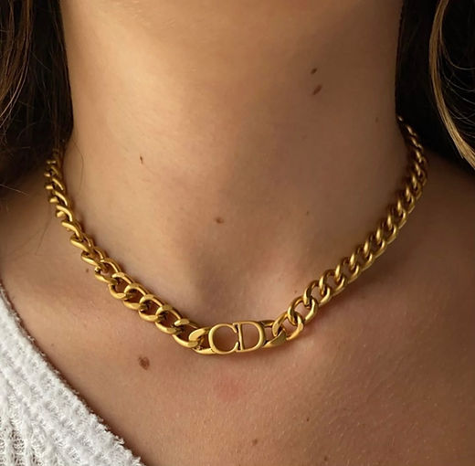 عقد و كورميط Dior