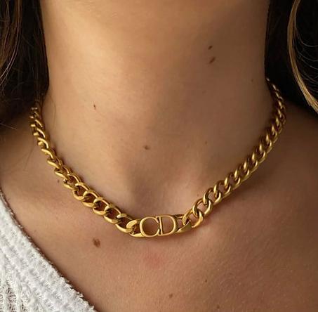 عقد  و كورميط Dior