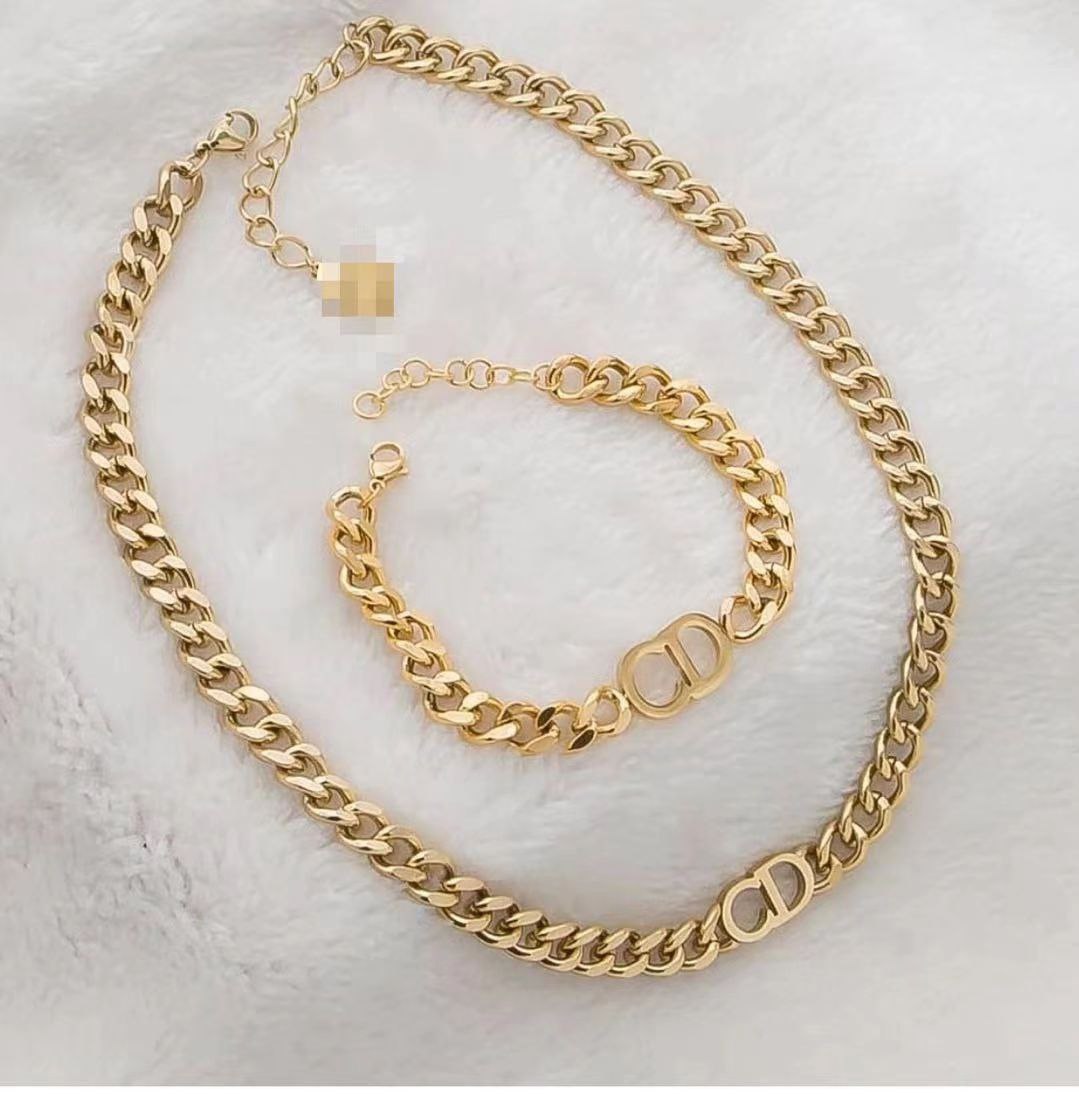 عقد  و كورميط Dior