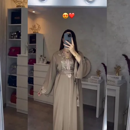 قفطان بالتطريز الرباطي