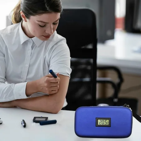 ❄️ حقيبة تبريد طبية لحفظ الأنسولين والأدوية الحساسة للحرارة | مع شاشة لقياس الحرارة