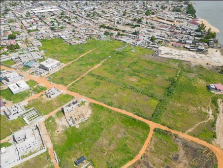 Terrains parmi ceux que jai acquis a bassam petit paris.