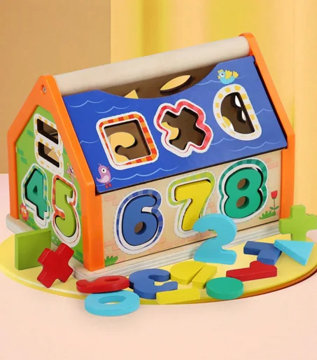 بيت الأشكال والأرقام الخشبي
