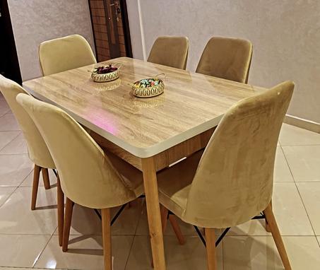 طاولة خشبية من نوع MDF مع 6 كراسي