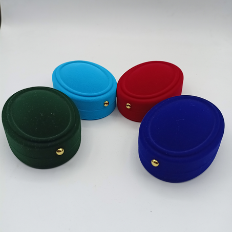 علبة للقلائد و الأطقم بشكل بيضاوي موبرا ألوان