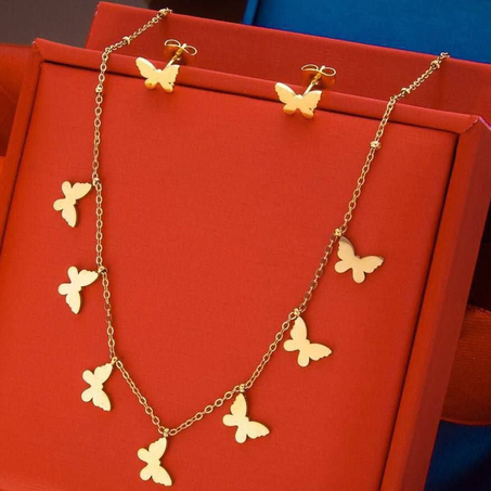 طقم قلادة مع حلقات بشكل فراشات