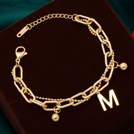 سوار مزدوج عريض بتعليقة حرف M