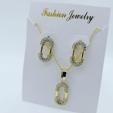 طقم قلادة و حلقات رائعة بديكور حرف O مرصع