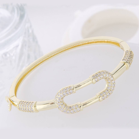 سوار بلون ذهبي  عريض بديكور حرف O مرصع بحجر أبيض رائعة