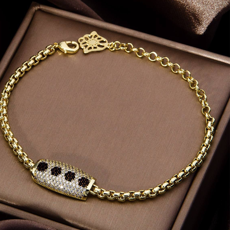 سوار بلون ذهبي  عريض بتعليقة مرصعة بحجر أبيض رائعة