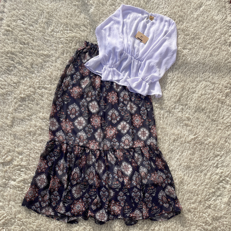 ENSEMBLE BLOUSE BLANCHE & JUPE BLEU NUIT AVEC MOTIFS