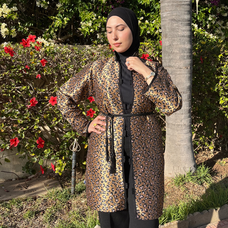 Tunique en Brocart Léopard – Élégance et Raffinement